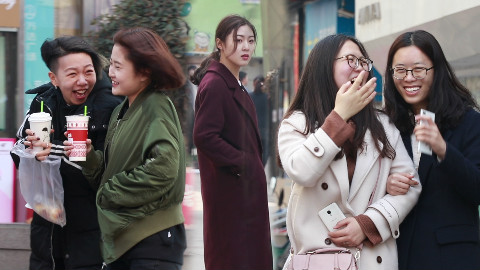 街头测试:故意把闺蜜叫成姐妹,小姐姐们脸上的笑容都凝固了